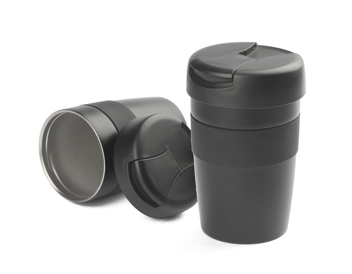 Caneca em aço inox parede dupla, conserva temperatura, pegador em silicone e bico com tampa. Capacidade 350ml.