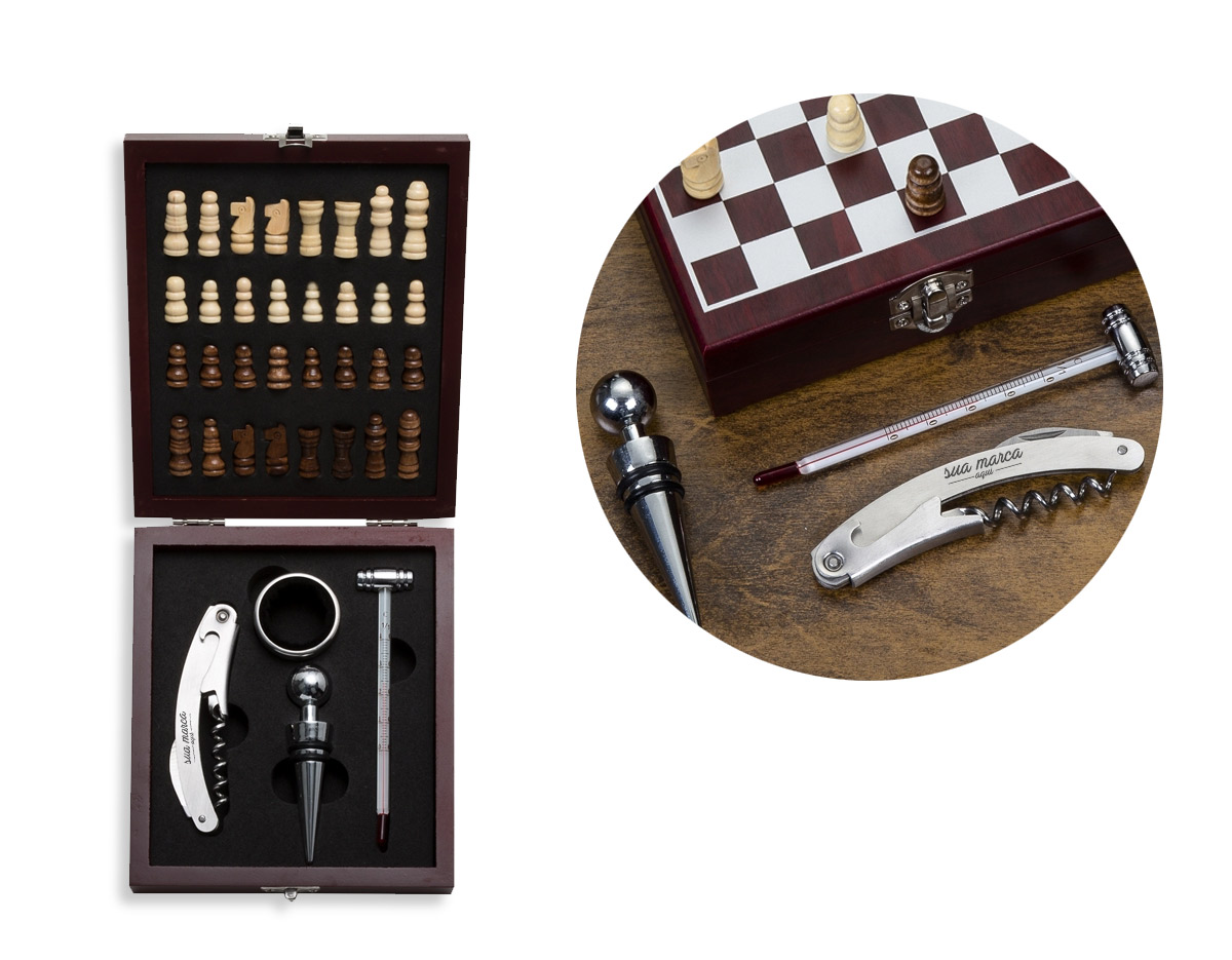 Kit vinho 4 peças em estojo tabuleiro de xadrez. Contém saca rolhas metálico com lâmina de corte e abridor de garrafa; wine collar, tampa de bico e termômetro. Estojo com trava de segurança e área interna com berço de espuma, acompanham 32 peças de xadrez.