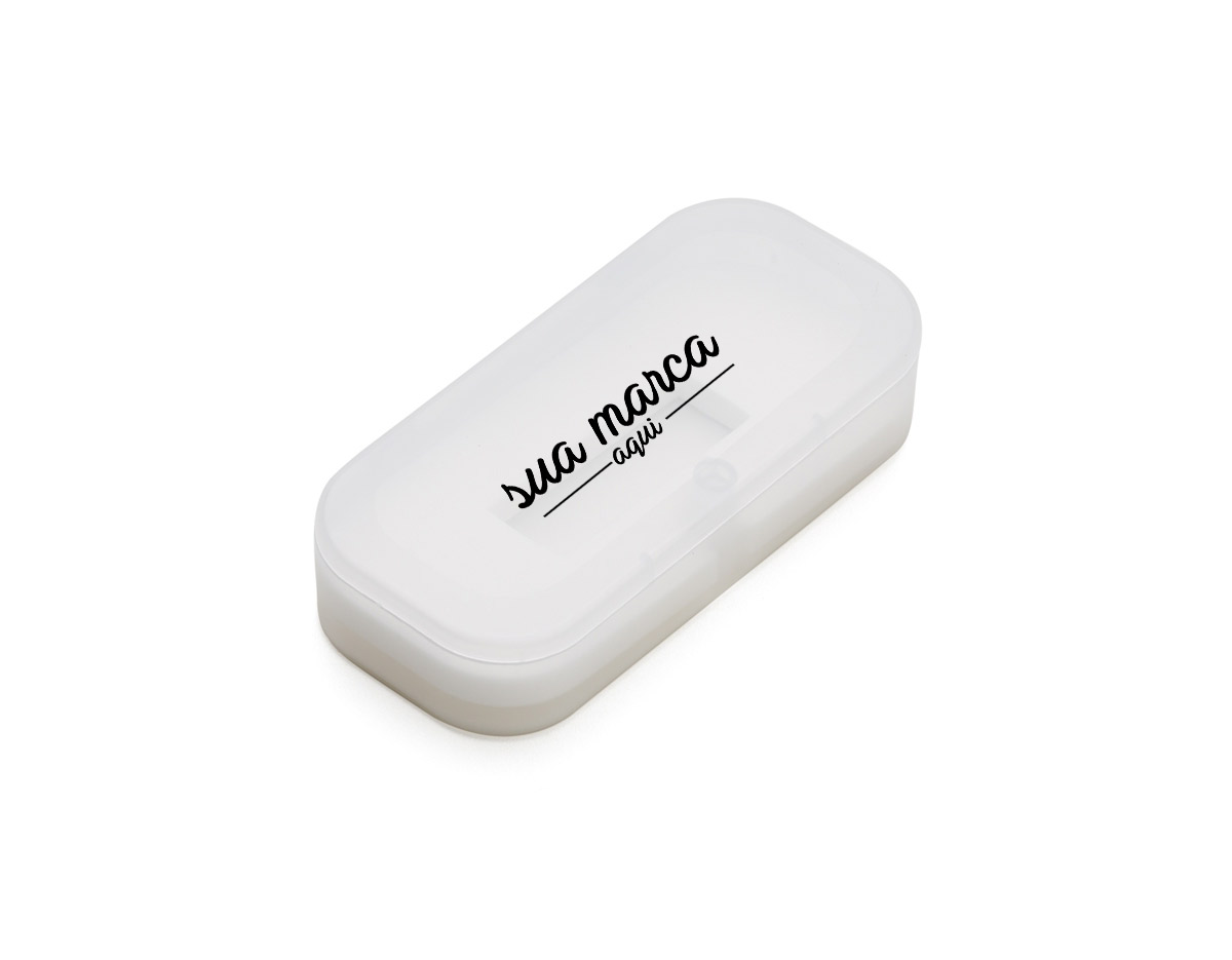 Estojo para pen drive Pico A em plástico transparente com parte interna revestida de espuma, fecha por encaixe.