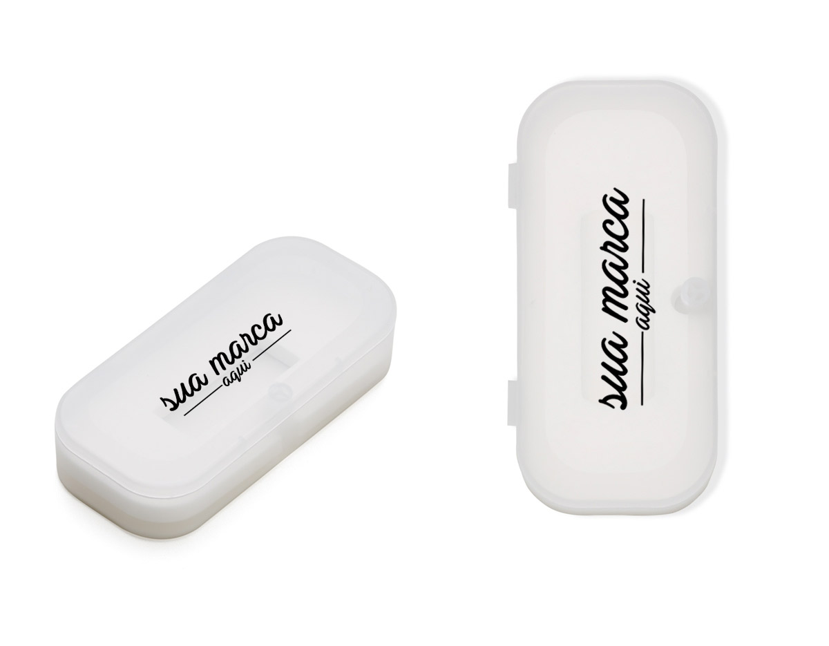Estojo para pen drive Pico A em plástico transparente com parte interna revestida de espuma, fecha por encaixe.