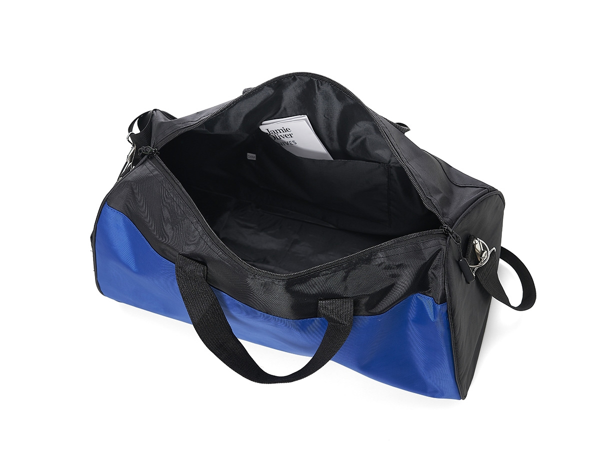 Bolsa de poliéster impermeável com capacidade de 26 litros. Possui compartimento principal com amplo espaço e um pequeno bolso interno para acessórios, além de um bolso lateral em tela. A bolsa contém alças de nylon para mãos com suporte de velcro para unificação das alças, alça transversal regulável, duas fivelas superiores para encaixe da alça transversal, zíperes com puxadores emborrachado e revestimento interno de poliéster.