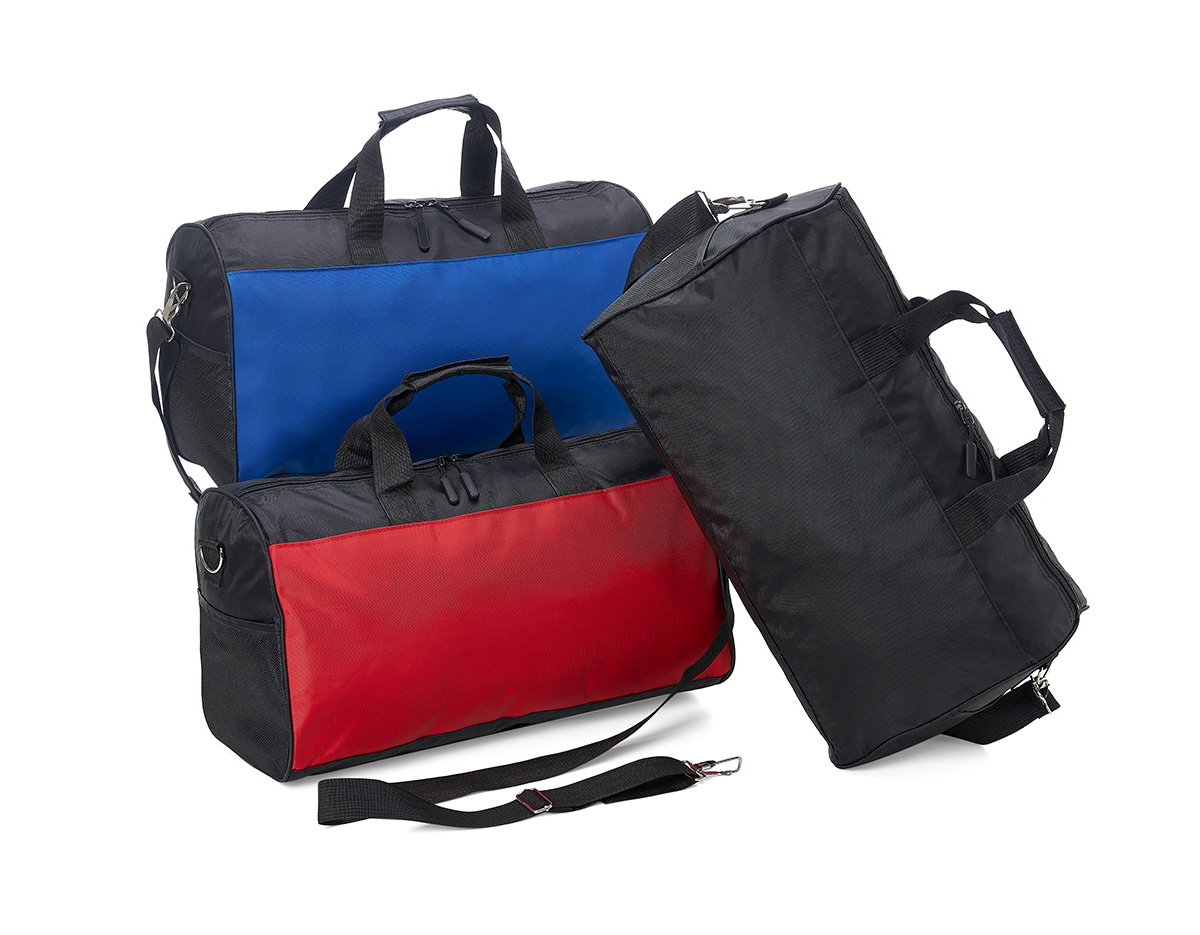 Bolsa de poliéster impermeável com capacidade de 26 litros. Possui compartimento principal com amplo espaço e um pequeno bolso interno para acessórios, além de um bolso lateral em tela. A bolsa contém alças de nylon para mãos com suporte de velcro para unificação das alças, alça transversal regulável, duas fivelas superiores para encaixe da alça transversal, zíperes com puxadores emborrachado e revestimento interno de poliéster.