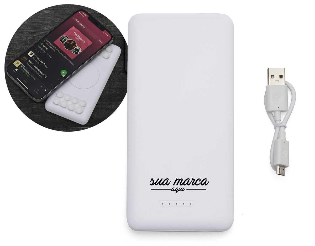 Carregador portátil de indução com 10.000mAh e indicador led de bateria, contém dois conjuntos de ventosas nas extremidades da área de indução, ideal para fixação do celular durante este modo de carga. O carregador possui duas portas de saídas USB, possibilitando o carregamento de dois dispositivos ao mesmo tempo, além do modo de carga por indução ilustrado por um raio, indicando a área correta para este modo de carga. O carregador possui duas portas de entradas, Tipo-C e V8. Acompanha cabo USB e adaptador Tipo-C.