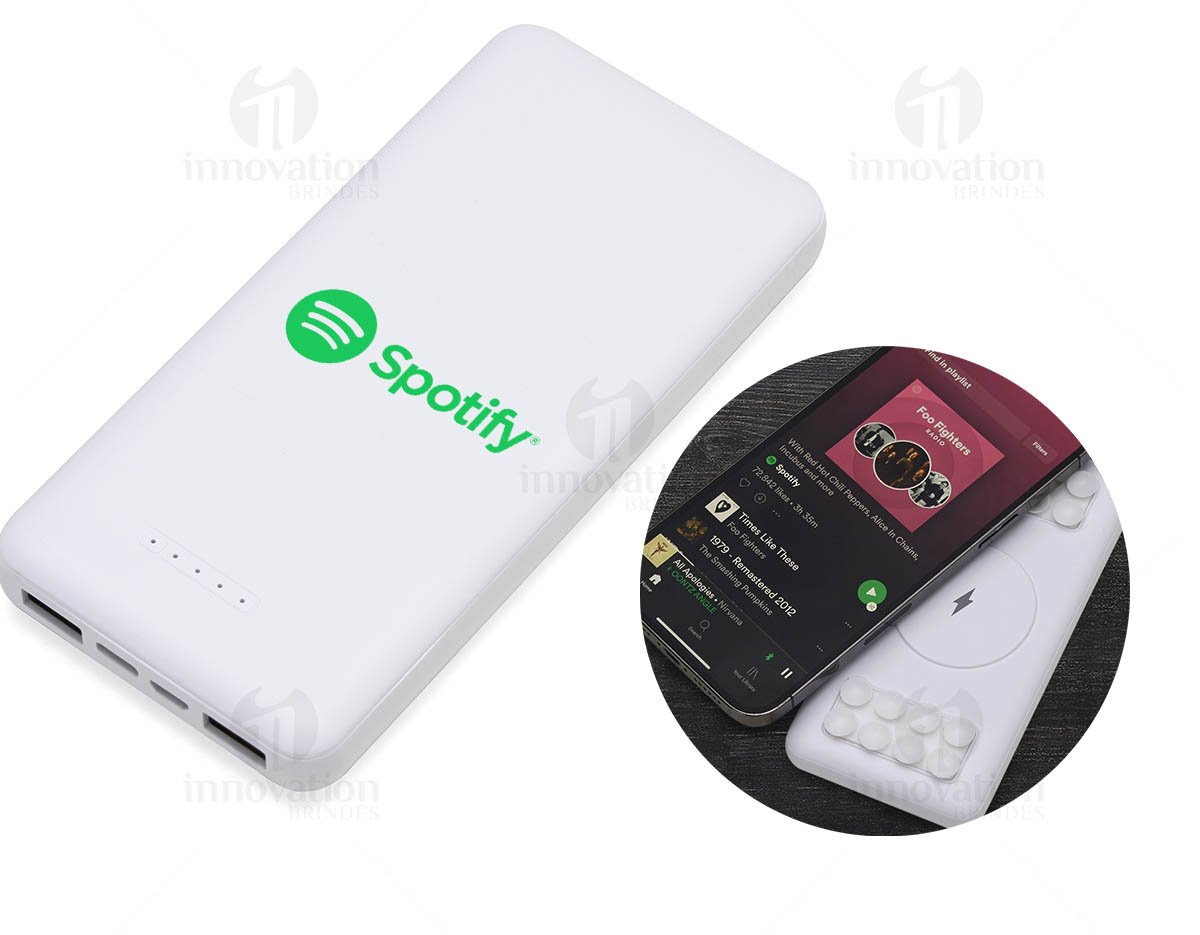 Carregador portátil de indução com 10.000mAh e indicador led de bateria, contém dois conjuntos de ventosas nas extremidades da área de indução, ideal para fixação do celular durante este modo de carga. O carregador possui duas portas de saídas USB, possibilitando o carregamento de dois dispositivos ao mesmo tempo, além do modo de carga por indução ilustrado por um raio, indicando a área correta para este modo de carga. O carregador possui duas portas de entradas, Tipo-C e V8. Acompanha cabo USB e adaptador Tipo-C.