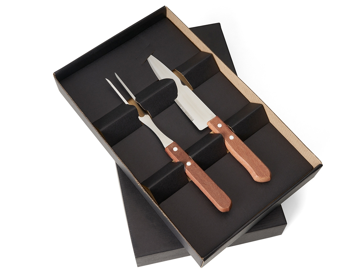 Kit churrasco três peças em estojo de papel kraft, contém: faca, garfo e tábua de corte com canaleta.