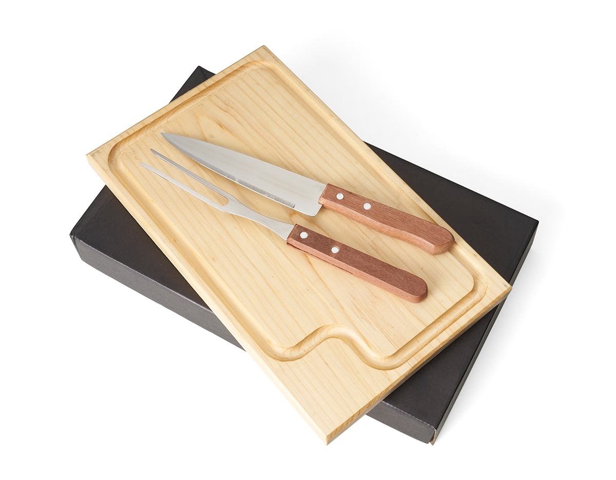Kit churrasco três peças em estojo de papel kraft, contém: faca, garfo e tábua de corte com canaleta.