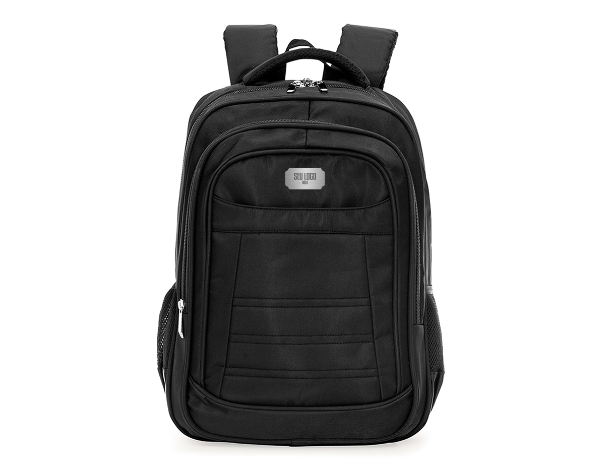 Mochila confeccionada em poliéster de alta qualidade com compartimento principal com bolso para notebook 15.6 polegadas, compartimento mediano com bolso para documentos e canetas, compartimento frontal com bolso de velcro e bolsos laterais em malha. Contém zíperes prata, alças para costas ajustáveis com regulagem peitoral e parte traseira com revestimento anti-transpirante, possui duas alças de mãos em nylon, sendo uma delas com revestimento interno. 50x36x23
