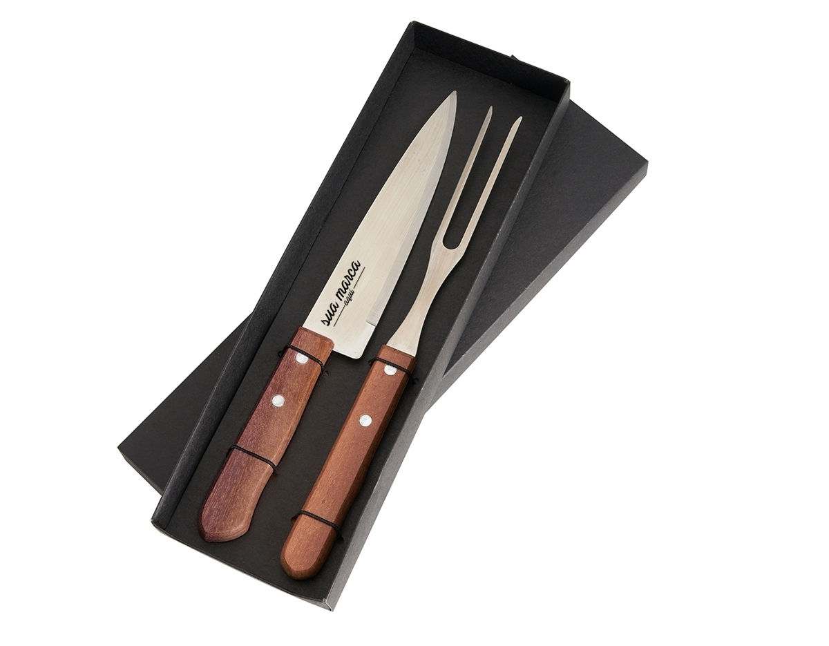 Kit churrasco duas peças em estojo de papel kraft com elásticos de nylon para fixação dos talheres, contém faca e garfo.