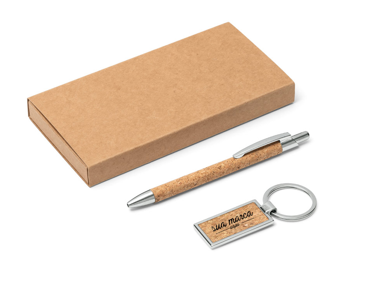 Kit esferográfica e chaveiro. Esferográfica NATURA em cortiça e alumínio, com 1,5 km de escrita. Chaveiro em cortiça e metal. Em estojo presente