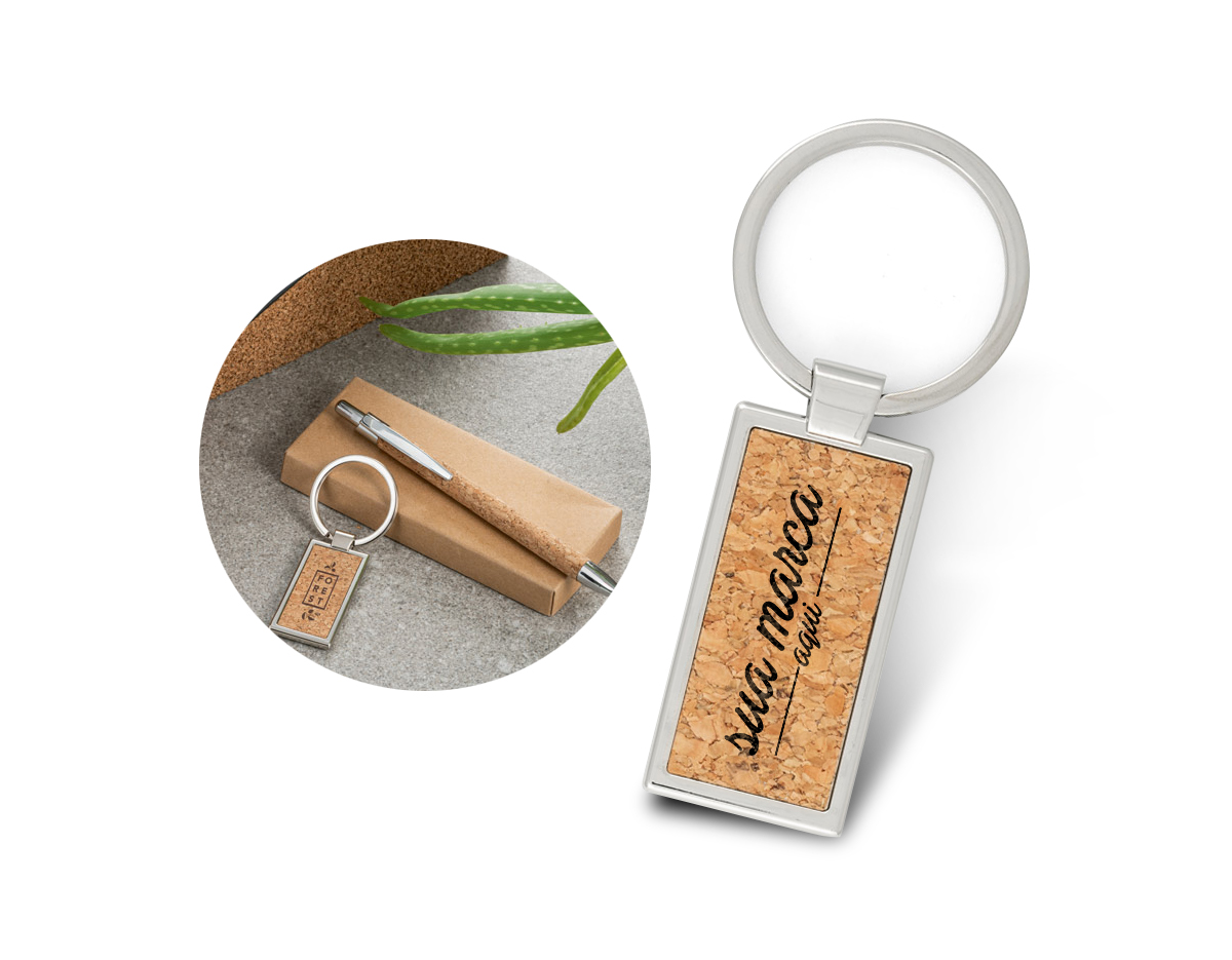 Kit esferográfica e chaveiro. Esferográfica NATURA em cortiça e alumínio, com 1,5 km de escrita. Chaveiro em cortiça e metal. Em estojo presente