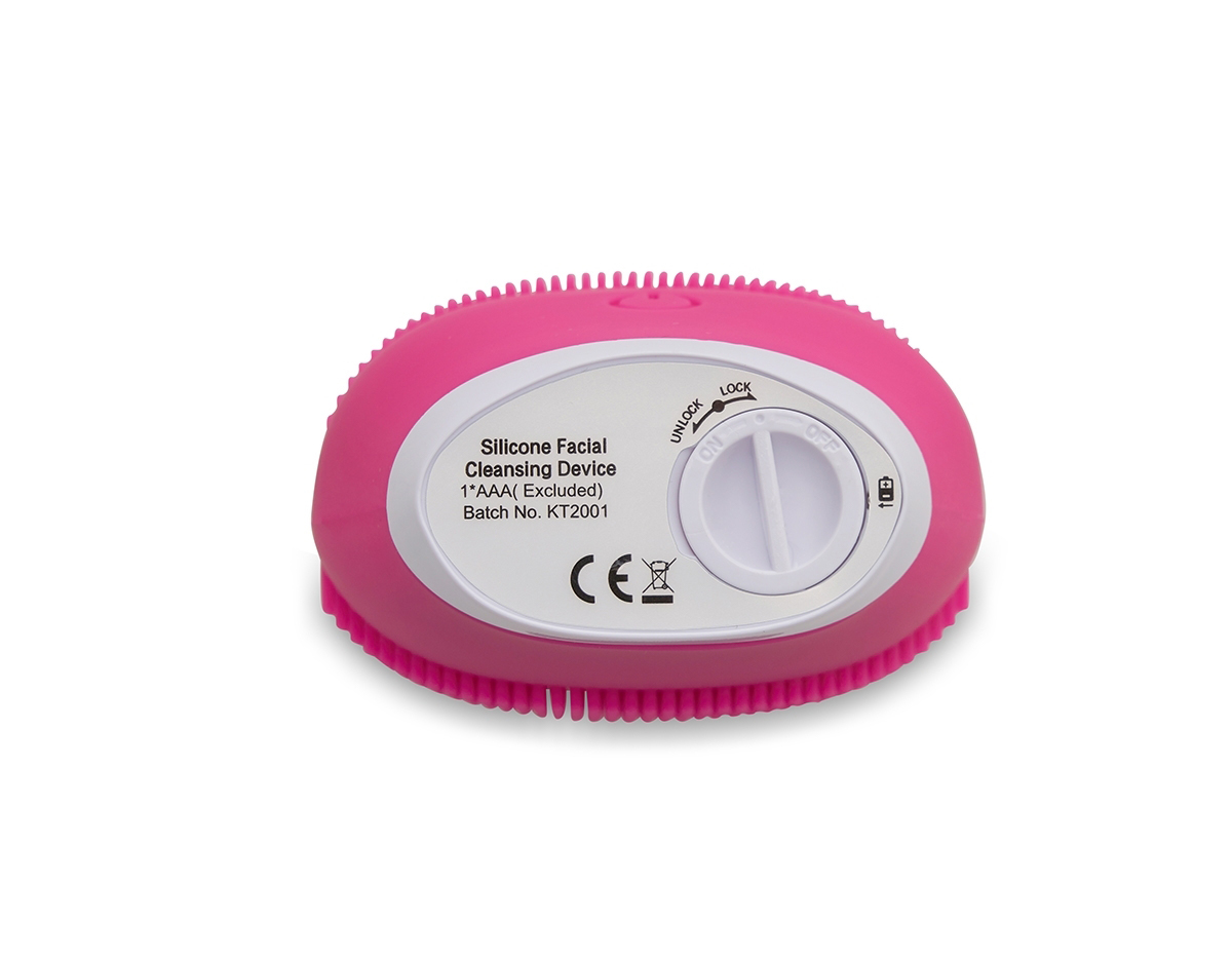 Massageador facial produzido em silicone à prova d’água, a escova possui três tamanhos de cerdas que limpam e massageiam a face. Sua parte frontal possui um botão de acionamento para alternar entre os 3 modos de intensidade.