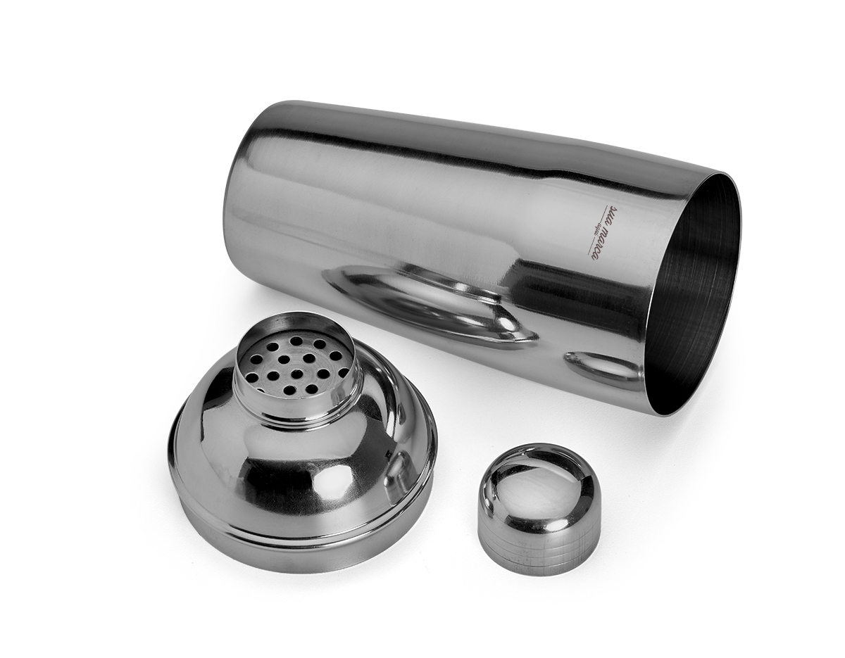 Coqueteleira Inox com capacidade de 750ml, contém tampa de pressão com peneira e tampa protetora