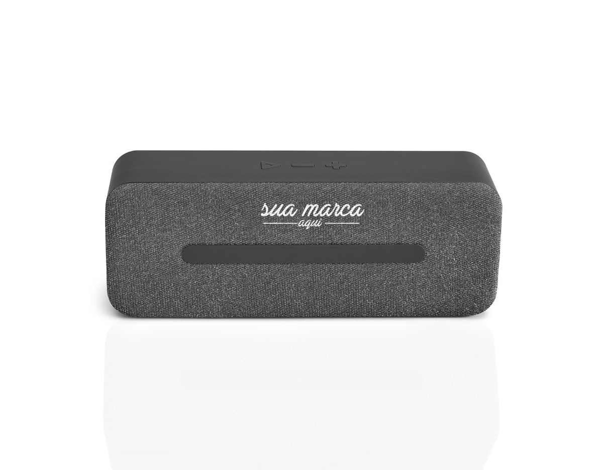 caixa de som com microfone em tecido texturado e ABS de design elegante e acabamentos detalhados. Com transmissão bluetooth 5.0 e alcance até 10 m.