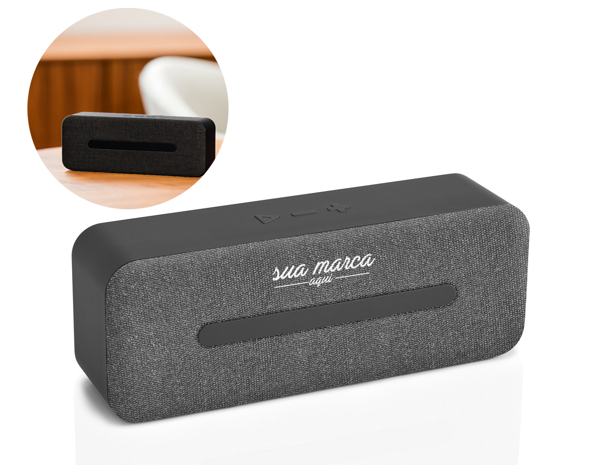 caixa de som com microfone em tecido texturado e ABS de design elegante e acabamentos detalhados. Com transmissão bluetooth 5.0 e alcance até 10 m.