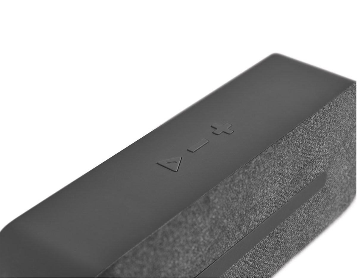 caixa de som com microfone em tecido texturado e ABS de design elegante e acabamentos detalhados. Com transmissão bluetooth 5.0 e alcance até 10 m.