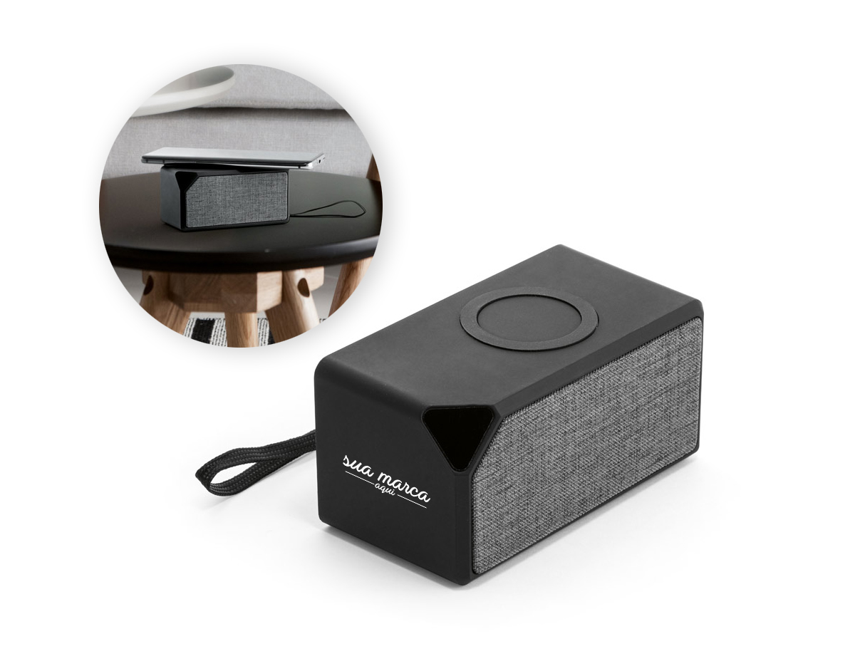 Caixa de som portátil em ABS com acabamento em borracha e tecido na parte frontal. De design sofisticado, esta caixa de som tem um tempo de reprodução de 2 horas, com transmissão por bluetooth 5.0 e potência de 3W. Adicionalmente tem também a funcionalidade de carregador wireless, com uma potência de 5 W