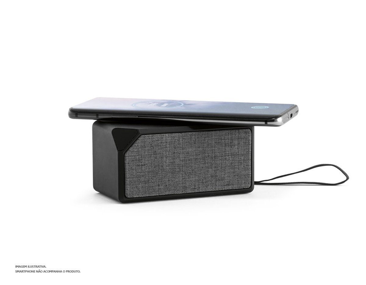 Caixa de som portátil em ABS com acabamento em borracha e tecido na parte frontal. De design sofisticado, esta caixa de som tem um tempo de reprodução de 2 horas, com transmissão por bluetooth 5.0 e potência de 3W. Adicionalmente tem também a funcionalidade de carregador wireless, com uma potência de 5 W