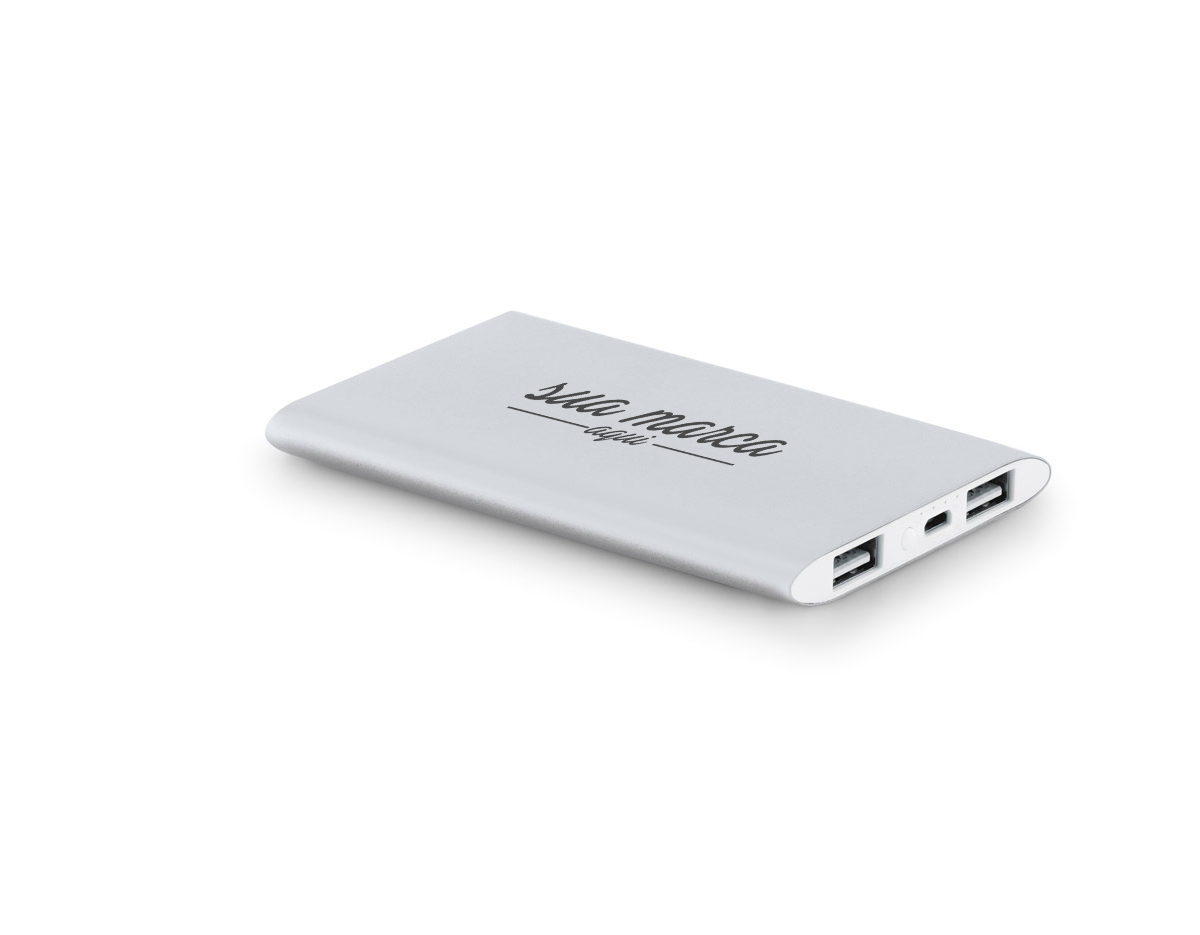 Bateria portátil em alumínio. Bateria de lítio com capacidade de 7.600 mAh e tempo de vida = 500 ciclos. Com entrada 5V/1A , saída 5V/1-2.1A e 2 portas USB. Incluso cabo USB/micro USB para carregar a bateria.