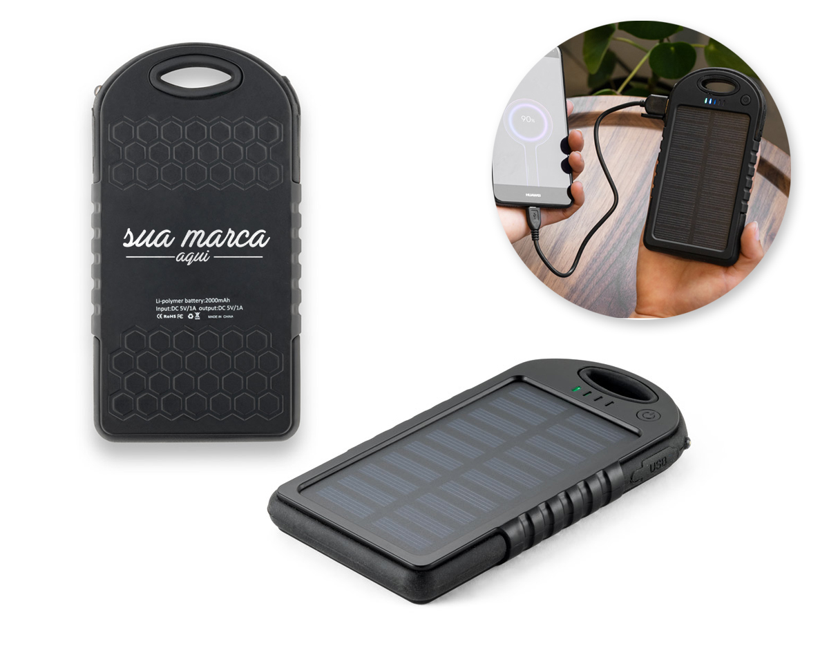 Bateria portátil solar em ABS com painel solar e LED. Bateria de lítio com capacidade de 2.000 mAh, entrada/saída 5V/1A e 2 portas USB. Incluso cabo USB/micro USB para carregar a bateria. 