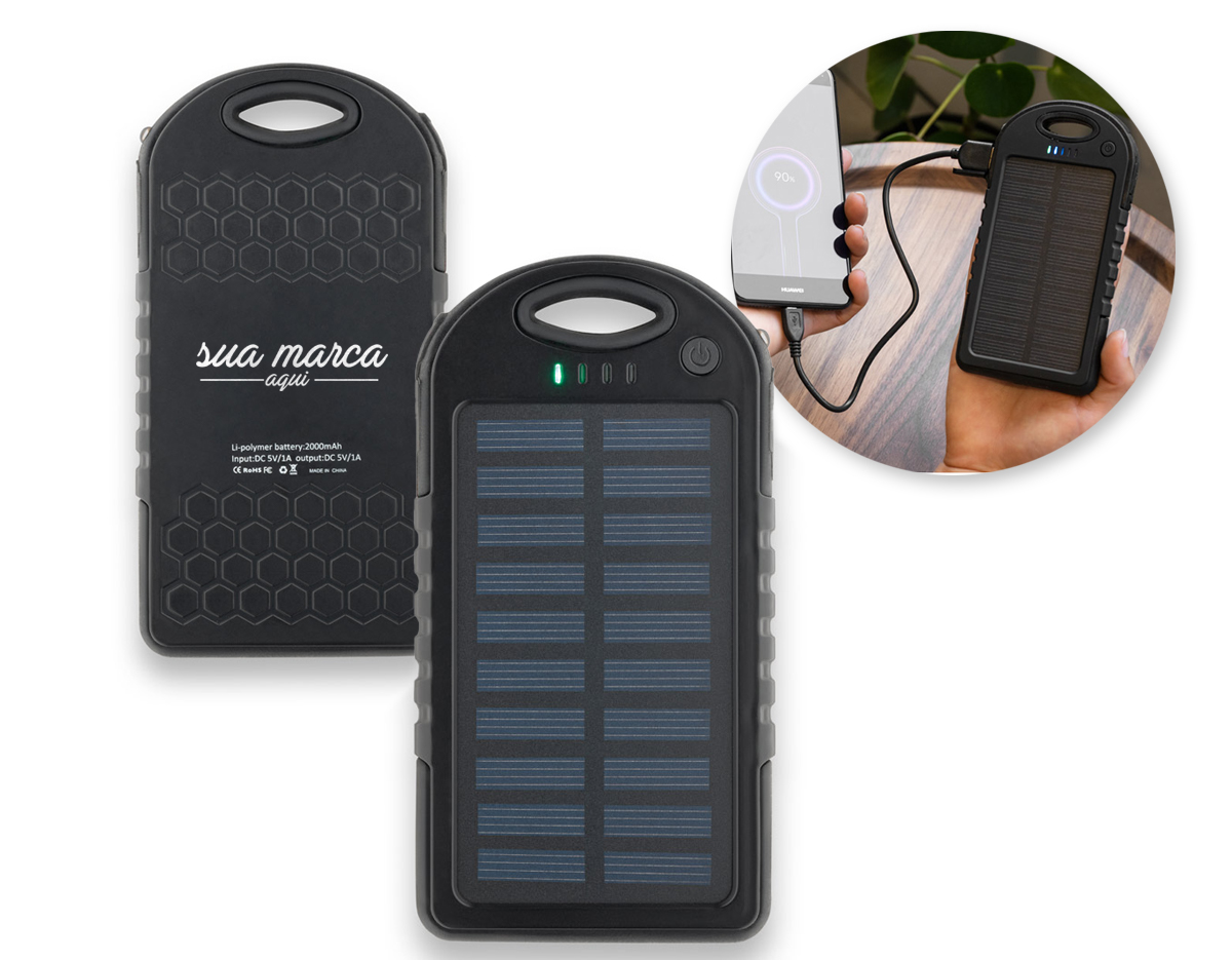 Bateria portátil solar em ABS com painel solar e LED. Bateria de lítio com capacidade de 2.000 mAh, entrada/saída 5V/1A e 2 portas USB. Incluso cabo USB/micro USB para carregar a bateria. 