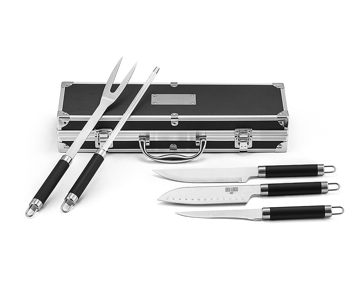 Kit churrasco em estojo de alumínio. Composto por 5 utensílios em aço inox e alumínio: faca chefe, faca japonesa, faca boning, garfo e afiador