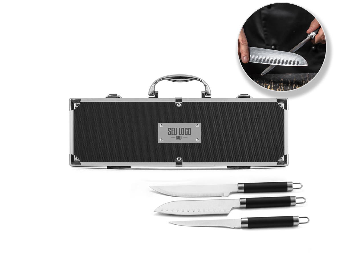 Kit churrasco em estojo de alumínio. Composto por 5 utensílios em aço inox e alumínio: faca chefe, faca japonesa, faca boning, garfo e afiador
