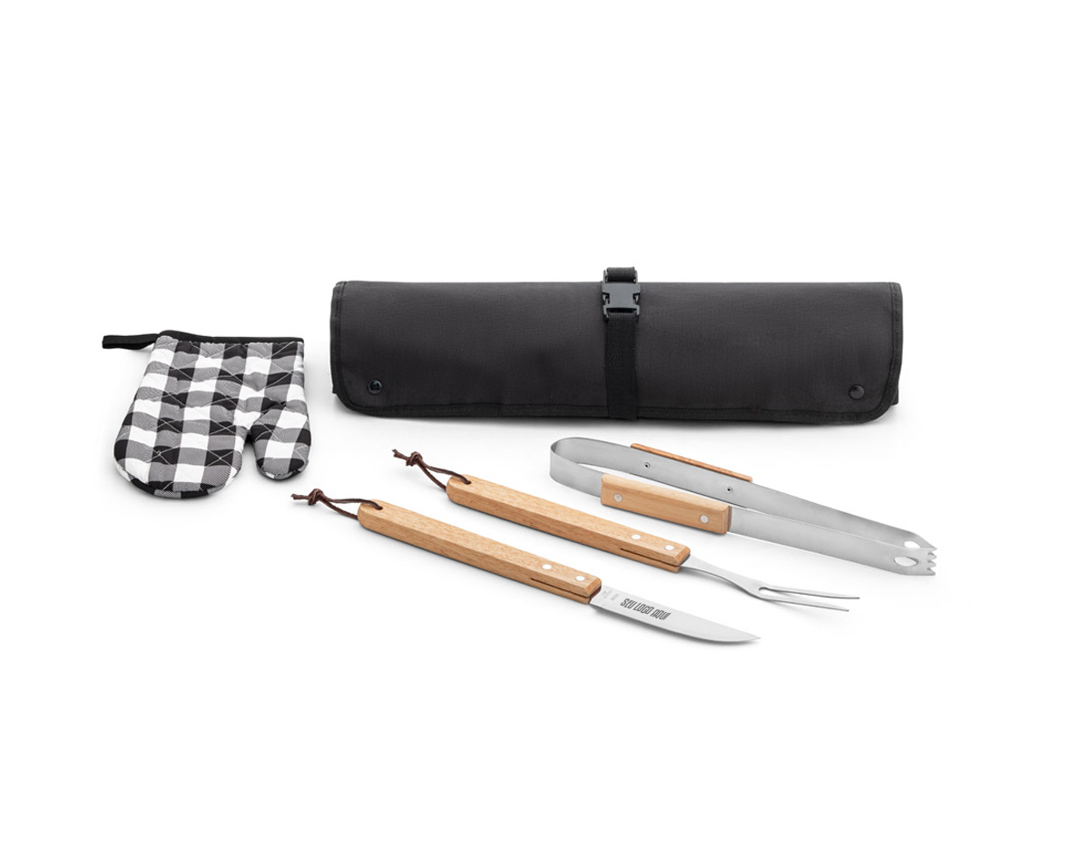 Kit churrasco composto por 4 utensílios: faca, garfo e pinça em aço inox e madeira de Seringueira e uma luva de cozinha. O estojo dobrável em 600D pode ser convertível em avental para sua proteção. 