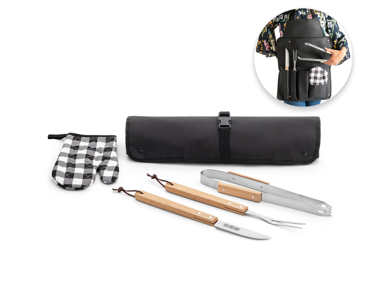 Kit churrasco composto por 4 utensílios: faca, garfo e pinça em aço inox e madeira de Seringueira e uma luva de cozinha. O estojo dobrável em 600D pode ser convertível em avental para sua proteção. 