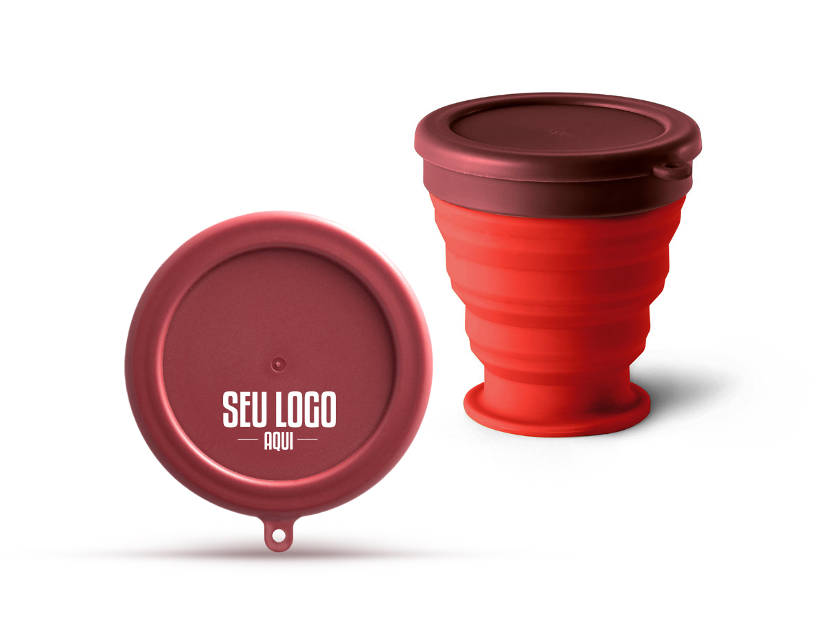 Copo de viagem dobrável em silicone com tampa em PP. Contém uma argola na base que serve como pega ou para pendurar. Copo com capacidade até 240 ml