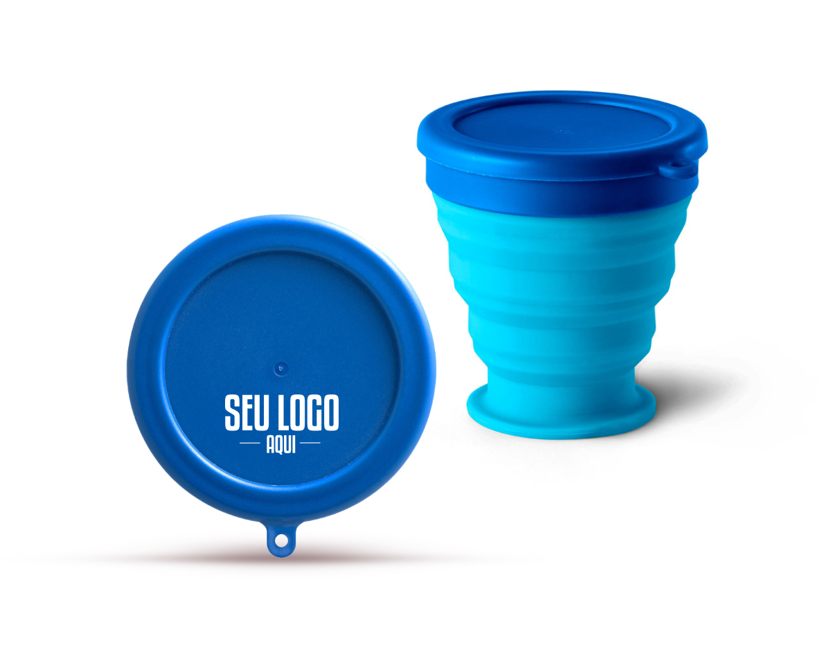 Copo de viagem dobrável em silicone com tampa em PP. Contém uma argola na base que serve como pega ou para pendurar. Copo com capacidade até 240 ml