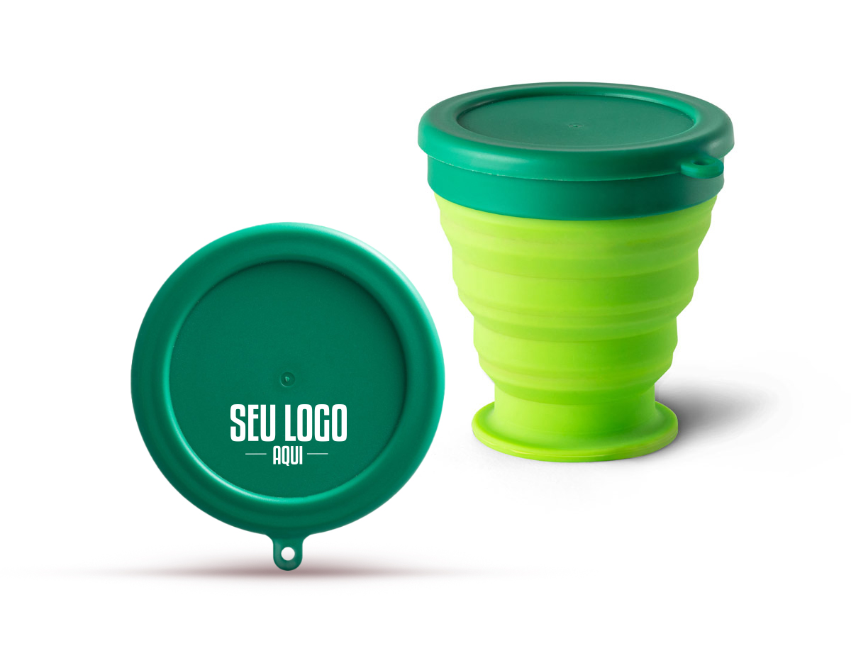 Copo de viagem dobrável em silicone com tampa em PP. Contém uma argola na base que serve como pega ou para pendurar. Copo com capacidade até 240 ml