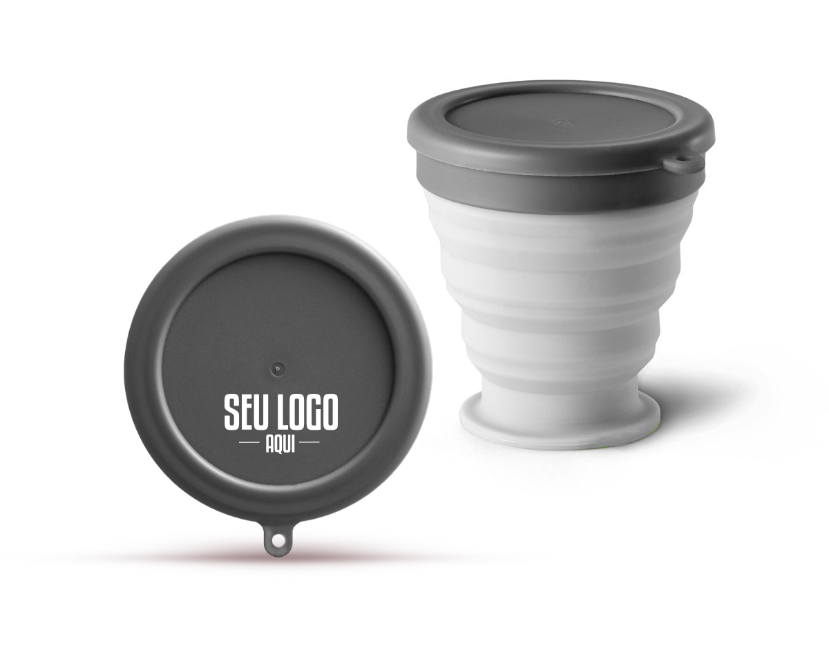 Copo de viagem dobrável em silicone com tampa em PP. Contém uma argola na base que serve como pega ou para pendurar. Copo com capacidade até 240 ml