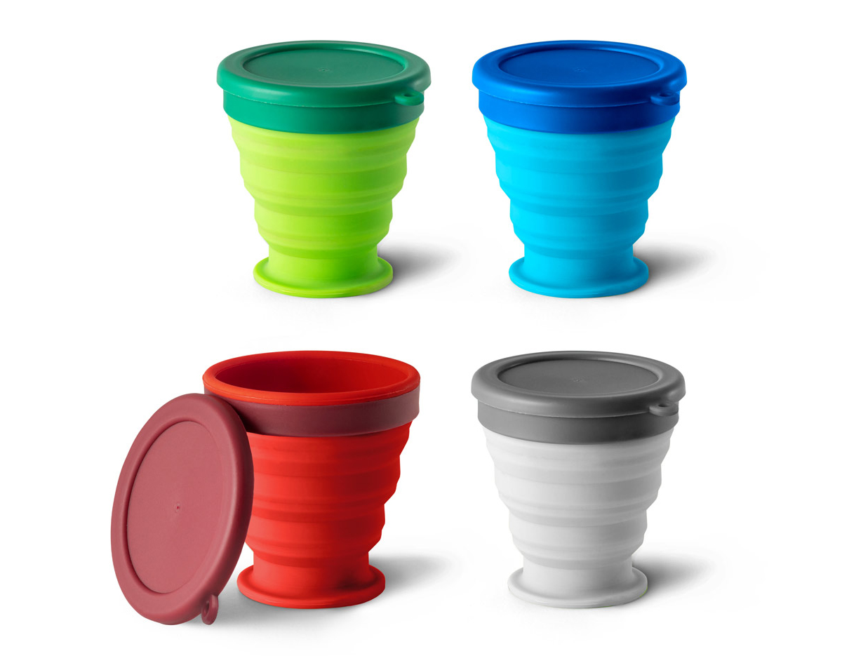 Copo de viagem dobrável em silicone com tampa em PP. Contém uma argola na base que serve como pega ou para pendurar. Copo com capacidade até 240 ml