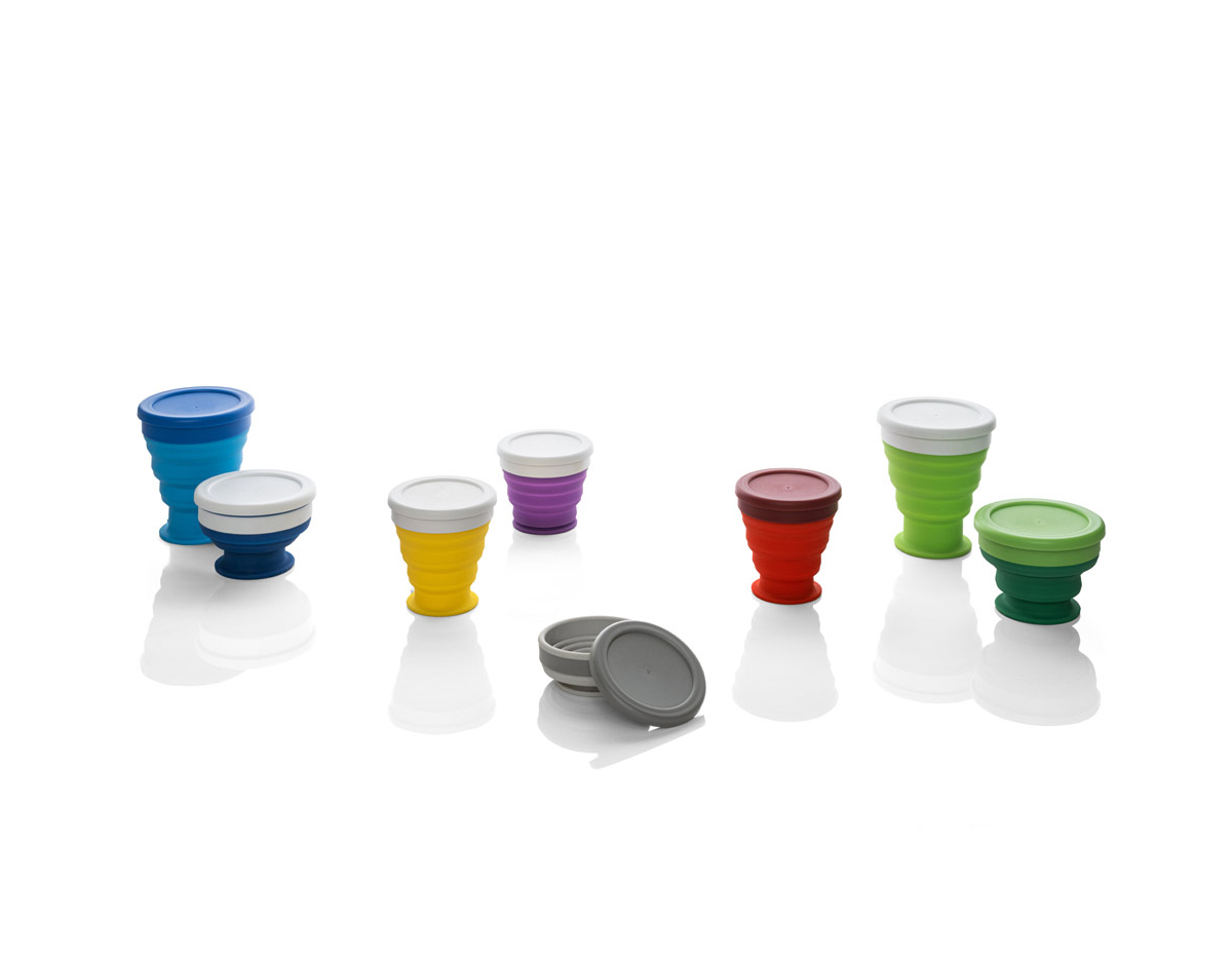 Copo de viagem dobrável em silicone com tampa em PP. Contém uma argola na base que serve como pega ou para pendurar. Copo com capacidade até 240 ml