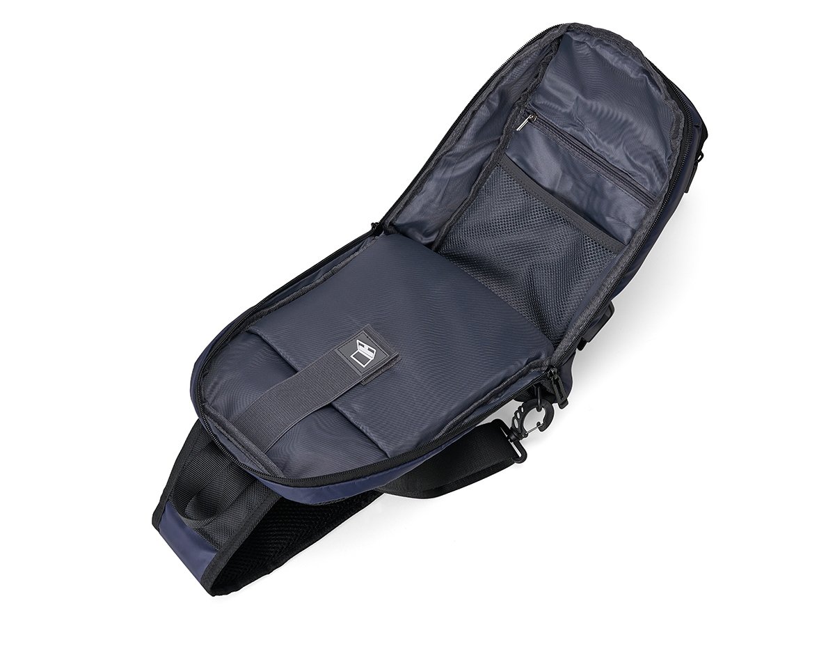Mochila de ombro com entrada USB lateral. A mochila possui 3 bolsos frontais 1 compartimento principal e 1 bolso traseiro, sendo 1 bolso frontal com detalhe refletivo no zíper, além de 3 compartimentos internos
35x22x13,5