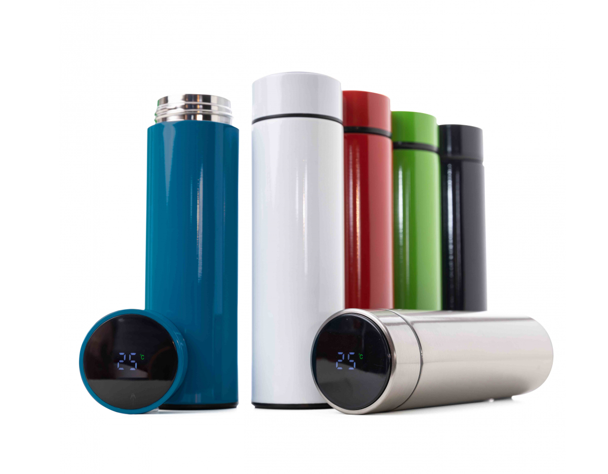 Garrafa térmica em aço inox com parede dupla 450ml com infusor,
Display LED com termômetro digital na tampa para indicar a temperatura do líquido,
Conserva líquido quente por até 5 horas e líquido frio até 7 horas