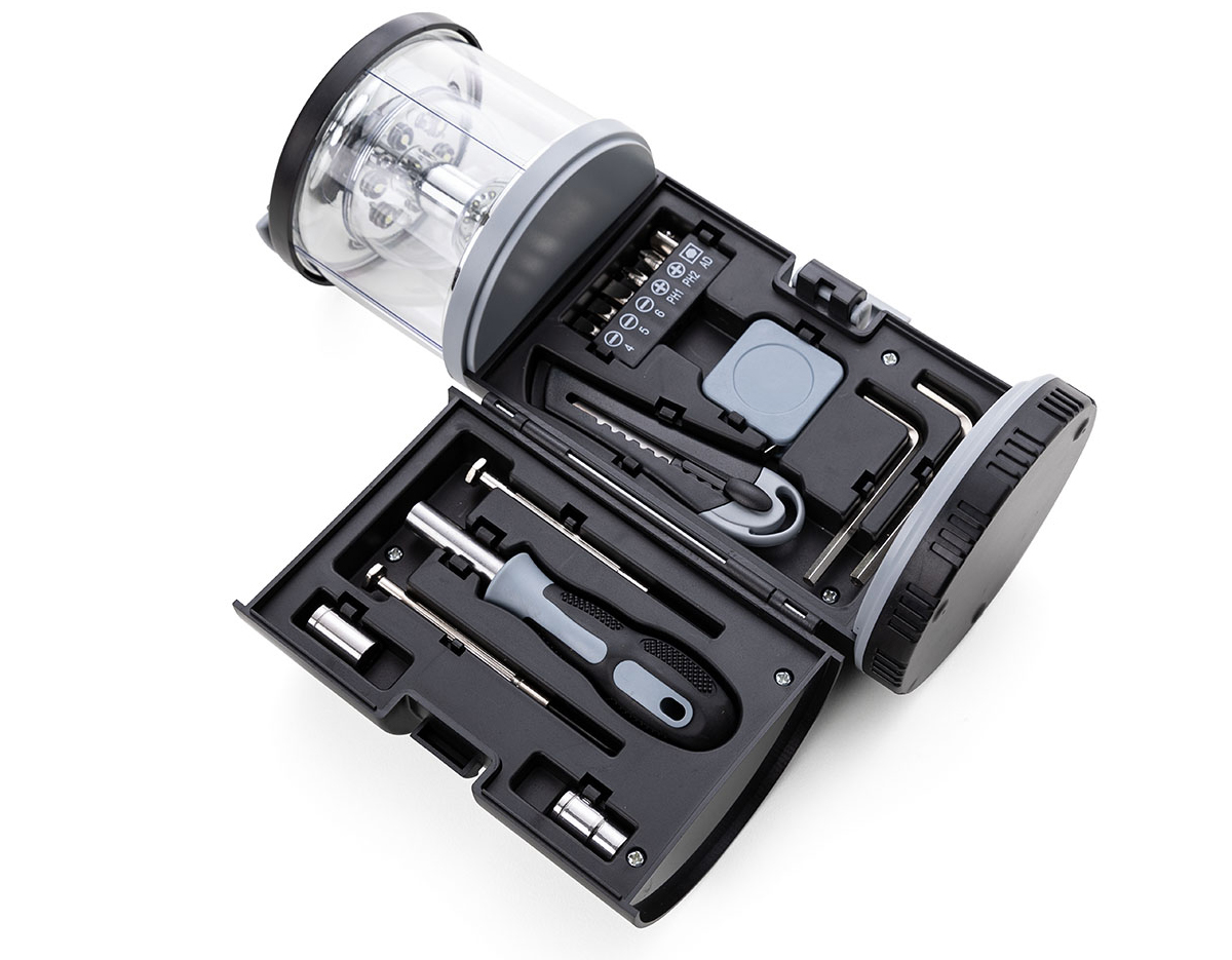 Lanterna led com Kit Ferramentas, contendo:
1 Trena de 1 metro;
1 Estilete;
3 Pontas de chave de fenda;
2 Pontas de chave philips;
1 Cabo emborrachado para encaixar ponta de chave de fenda e philips;
1 Mini chave de fenda;
1 Mini chave philips;
2 Chaves hexagonal em L;
2 Soquetes de chave hexagonal;
1 Extensor para soquete de chave hexagonal.
