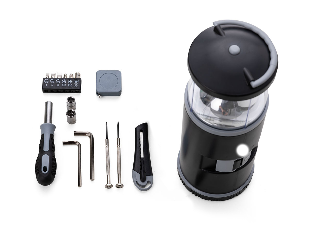 Lanterna led com Kit Ferramentas, contendo:
1 Trena de 1 metro;
1 Estilete;
3 Pontas de chave de fenda;
2 Pontas de chave philips;
1 Cabo emborrachado para encaixar ponta de chave de fenda e philips;
1 Mini chave de fenda;
1 Mini chave philips;
2 Chaves hexagonal em L;
2 Soquetes de chave hexagonal;
1 Extensor para soquete de chave hexagonal.
