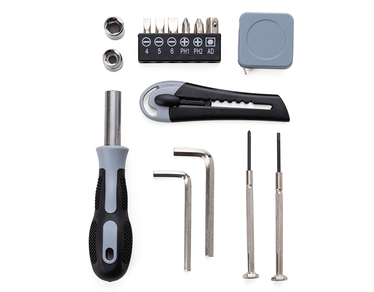 Lanterna led com Kit Ferramentas, contendo:
1 Trena de 1 metro;
1 Estilete;
3 Pontas de chave de fenda;
2 Pontas de chave philips;
1 Cabo emborrachado para encaixar ponta de chave de fenda e philips;
1 Mini chave de fenda;
1 Mini chave philips;
2 Chaves hexagonal em L;
2 Soquetes de chave hexagonal;
1 Extensor para soquete de chave hexagonal.
