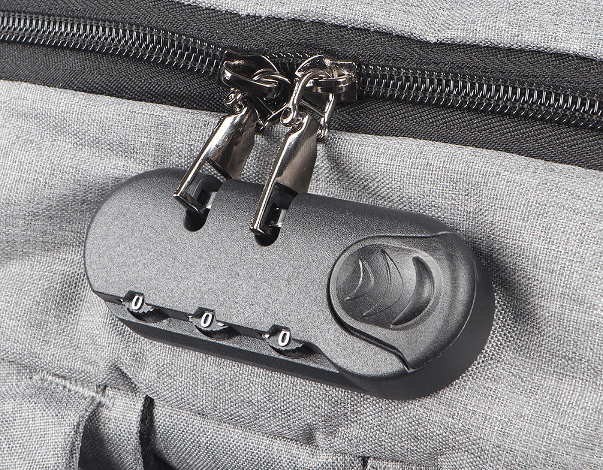 Mochila p/ Notebook em tecido poliéster.
Parte externa
Fechamento por cadeado com senha
Alça de mão em metal
Alça de ombro acolchoada
2 bolsos frontais
2 bolsos laterais
Mini bolso na alça de ombro
Conector USB na lateral
Saída para fones de ouvido na lateral