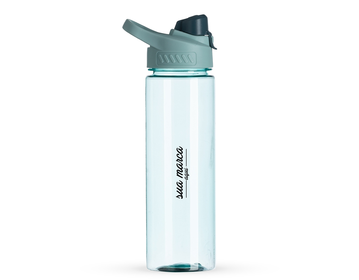 Squeeze plástico 700ml com alça para transporte, possui tampa principal rosqueável e tampa de proteção plástica com trava para o bocal.
