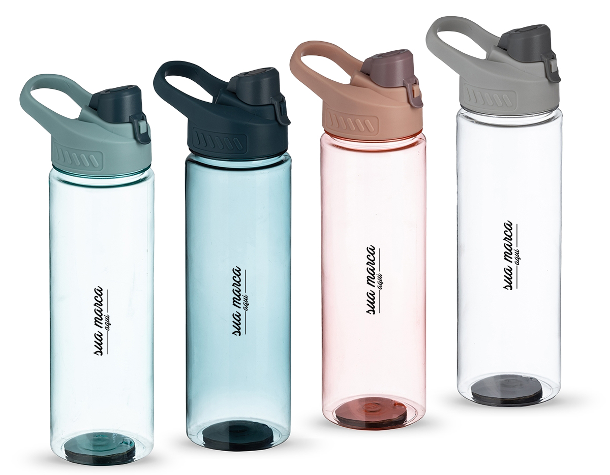 Squeeze plástico 700ml com alça para transporte, possui tampa principal rosqueável e tampa de proteção plástica com trava para o bocal.