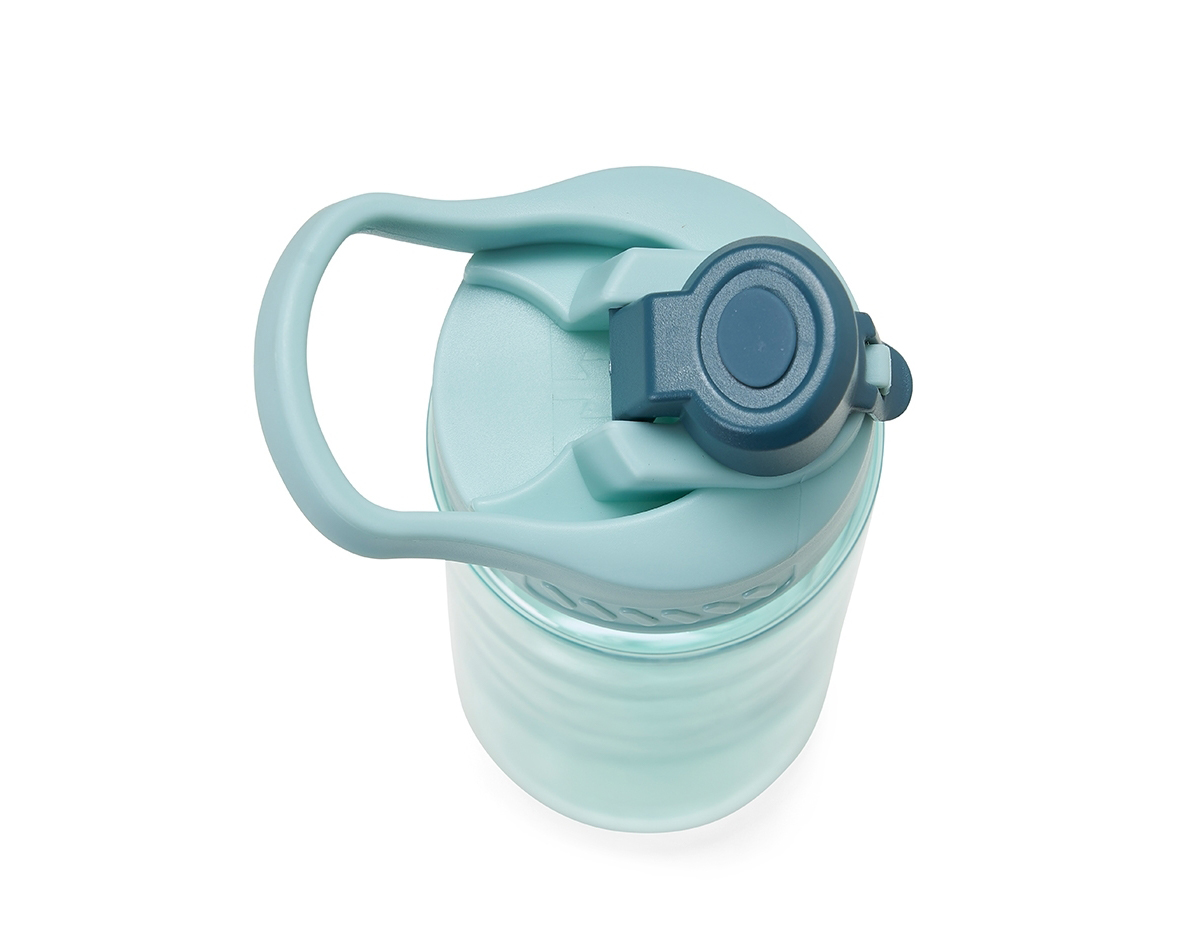 Squeeze plástico 700ml com alça para transporte, possui tampa principal rosqueável e tampa de proteção plástica com trava para o bocal.