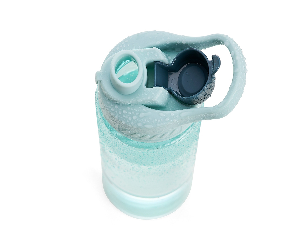 Squeeze plástico 700ml com alça para transporte, possui tampa principal rosqueável e tampa de proteção plástica com trava para o bocal.