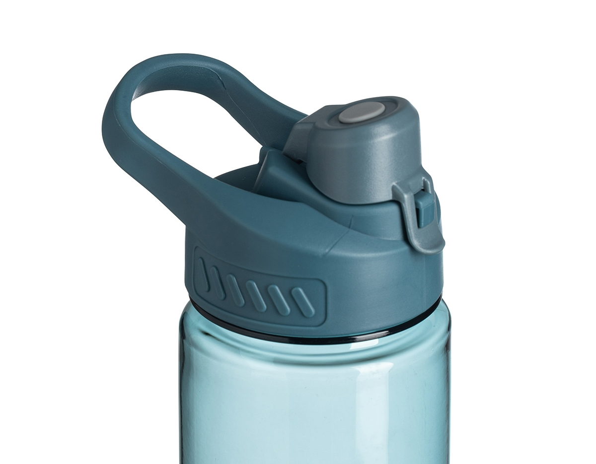 Squeeze plástico 700ml com alça para transporte, possui tampa principal rosqueável e tampa de proteção plástica com trava para o bocal.