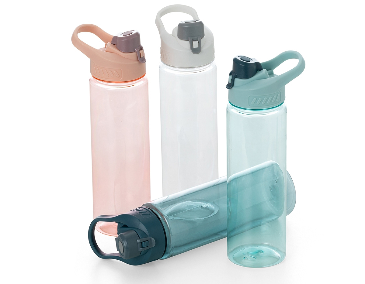Squeeze plástico 700ml com alça para transporte, possui tampa principal rosqueável e tampa de proteção plástica com trava para o bocal.