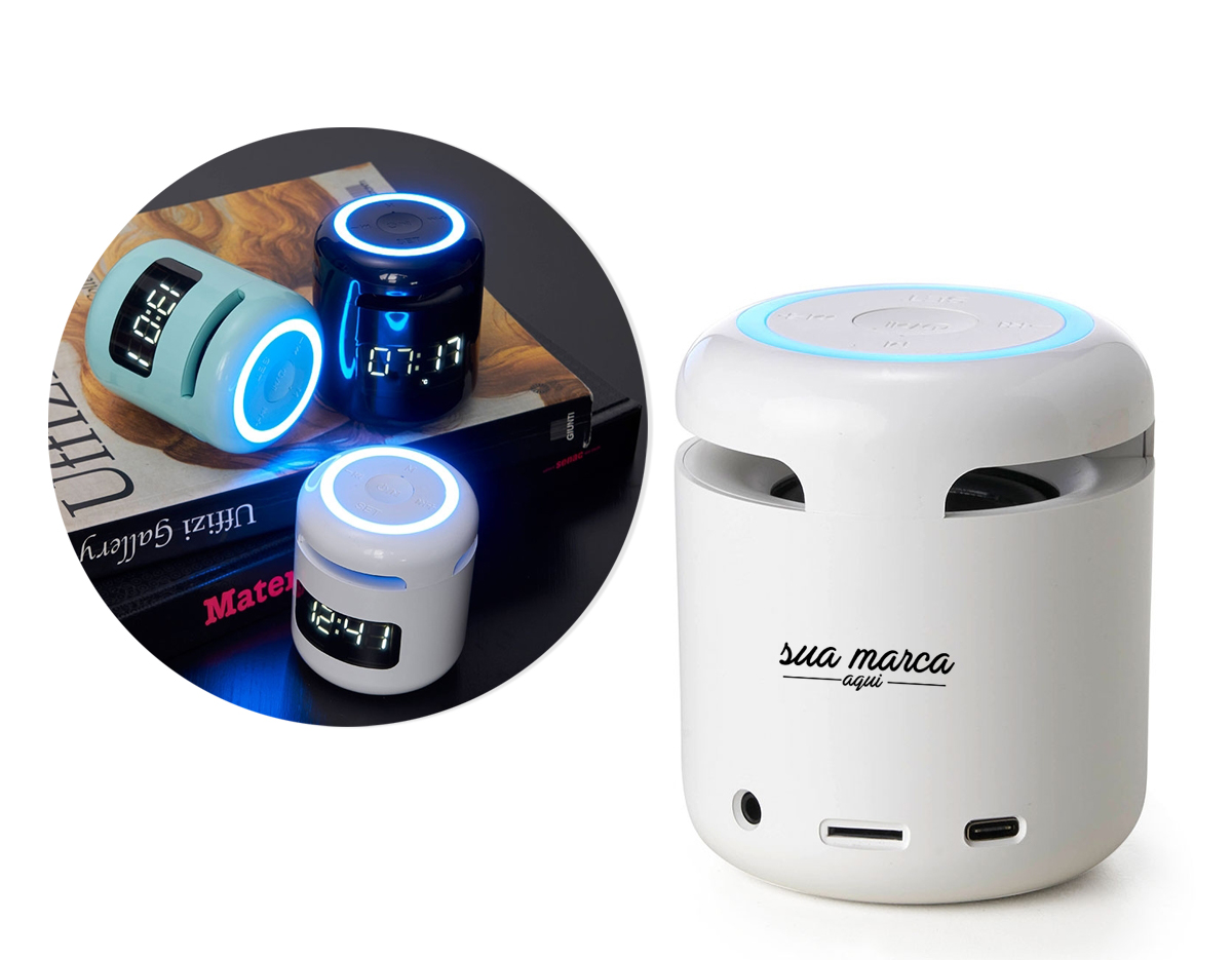 Caixa de som multimídia com relógio despertador. Produzida em plástico e com borrachas antiderrapantes na área inferior, a caixa de som tem bateria de longa duração, display de LED na área frontal, e anel de led brilhante na parte superior. A caixa de som executa nos modos bluetooth, rádio FM, cartão TF-microSD e entrada auxiliar P2. Acompanha cabo USB e manual em inglês e chinês.