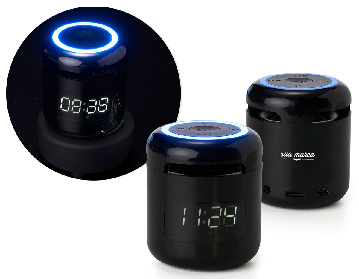 Caixa de som multimídia com relógio despertador. Produzida em plástico e com borrachas antiderrapantes na área inferior, a caixa de som tem bateria de longa duração, display de LED na área frontal, e anel de led brilhante na parte superior. A caixa de som executa nos modos bluetooth, rádio FM, cartão TF-microSD e entrada auxiliar P2. Acompanha cabo USB e manual em inglês e chinês.