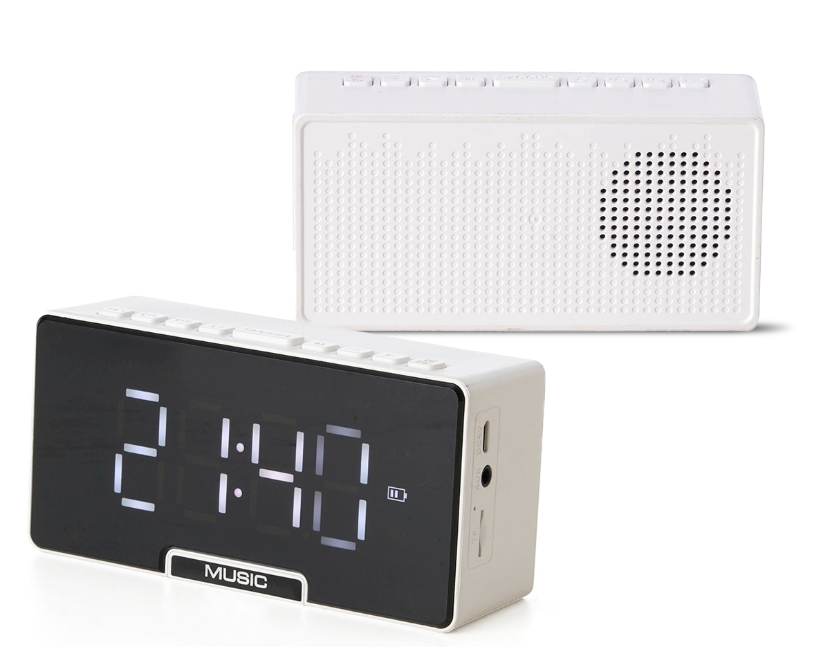 Caixa de som multimídia com relógio despertador e suporte para celular. Produzida em plástico e com borrachas antiderrapantes na área inferior, a caixa de som tem a área frontal com display de LED, além de um compartimento com suporte para celular – uma espécie de "gaveta" aonde é exibido (MUSIC), basta puxá-la ter acesso ao compartimento. A caixa de som executa nos modos bluetooth, rádio FM, cartão TF-microSD e entrada auxiliar P2. Acompanha cabo USB e manual em inglês.