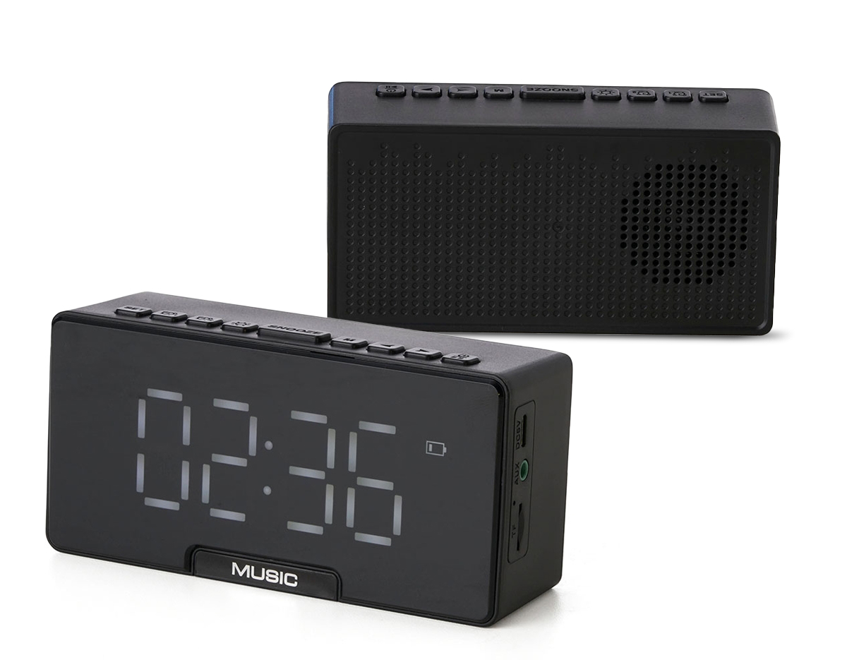 Caixa de som multimídia com relógio despertador e suporte para celular. Produzida em plástico e com borrachas antiderrapantes na área inferior, a caixa de som tem a área frontal com display de LED, além de um compartimento com suporte para celular – uma espécie de "gaveta" aonde é exibido (MUSIC), basta puxá-la ter acesso ao compartimento. A caixa de som executa nos modos bluetooth, rádio FM, cartão TF-microSD e entrada auxiliar P2. Acompanha cabo USB e manual em inglês.